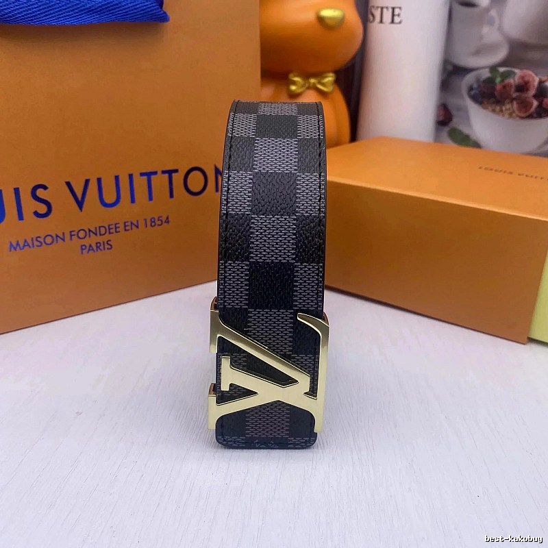 Louis Vuitton Minimal Outfit Detail Monogram Belt Resort Wear